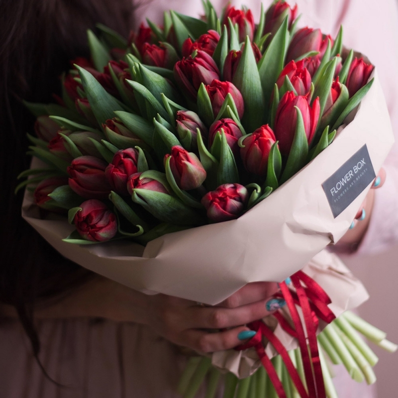 Охапка красных тюльпанов в крафт бумаге